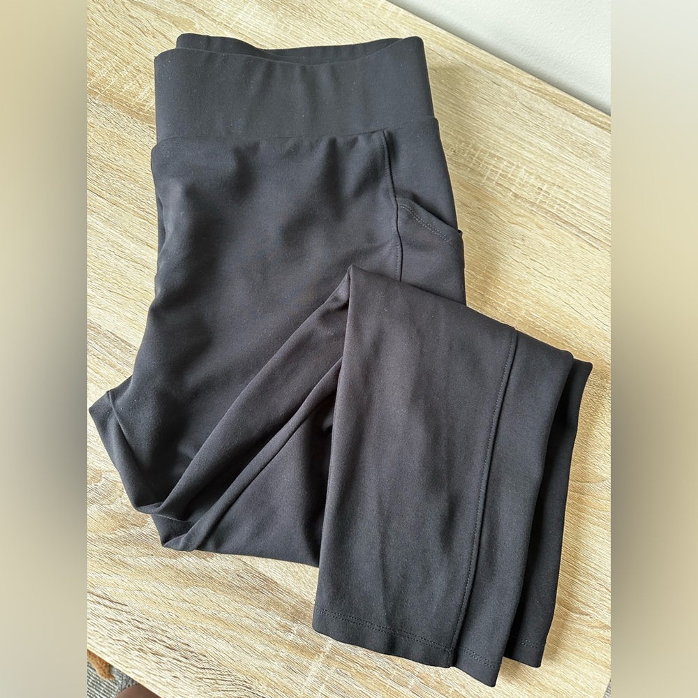 Lou & Grey Black Pocket Legging